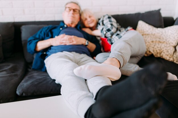 Ältere Paare, die im Ruhestandshaus kühlen