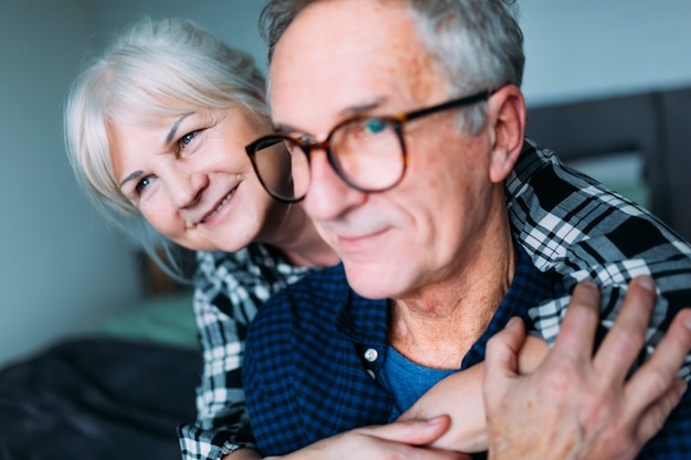 Ältere Paare, die im Ruhestandshaus umarmen