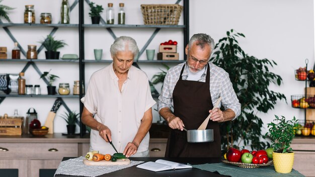 Ältere Paare, die Lebensmittel in der Küche zubereiten