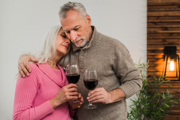 Ältere Paare, die Valentinstag mit Wein feiern