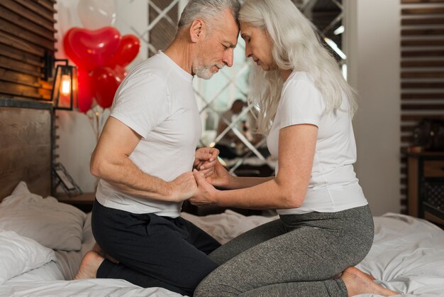 Ältere Paare, die zu Hause Valentinsgruß dat feiern