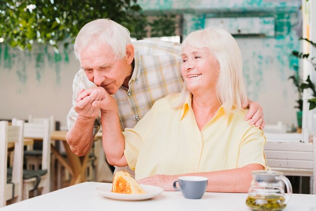 Ältere Paare, die zusammen essen genießen