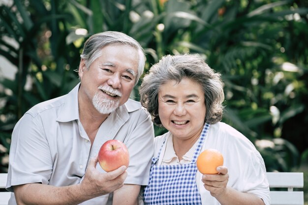 Ältere Paare, die zusammen gesundes Lebensmittel kochen