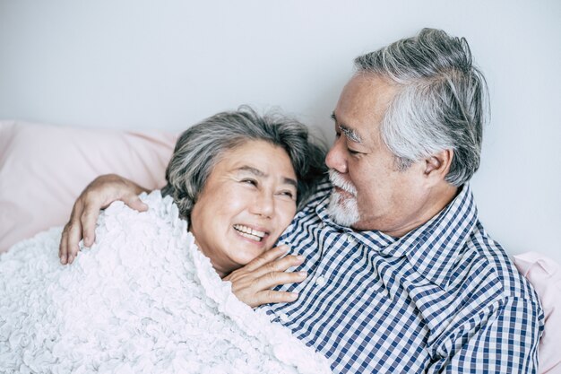 Ältere Paare, die zusammen im Bett liegen