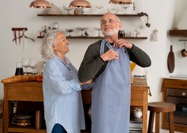 Ältere Paare, die zusammen in der Küche kochen