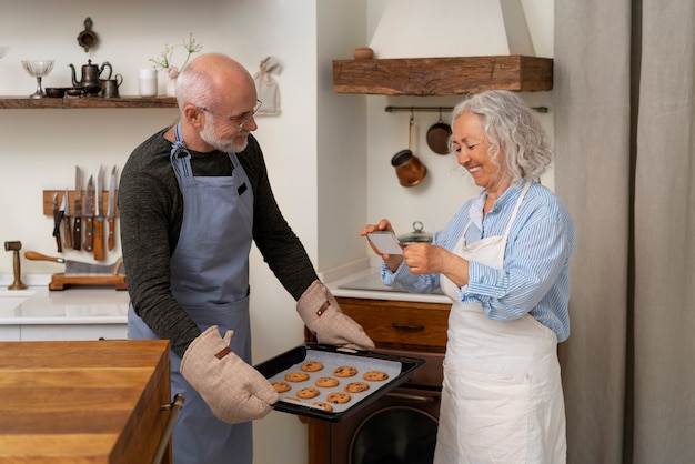 Ältere Paare, die zusammen in der Küche kochen