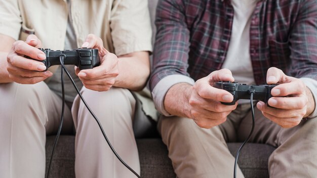 Ältere Paare, die zusammen Videospiele spielen