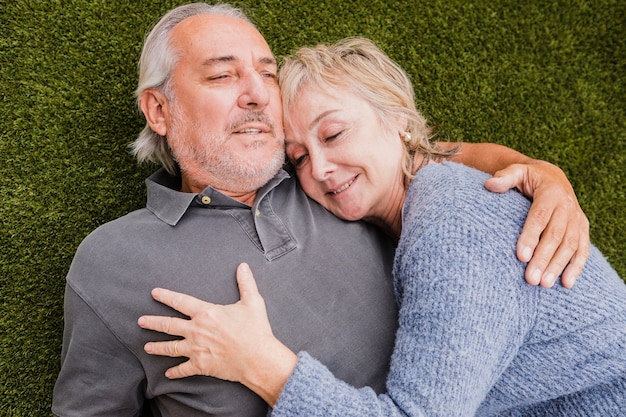 Ältere Paare in der Liebe im Garten