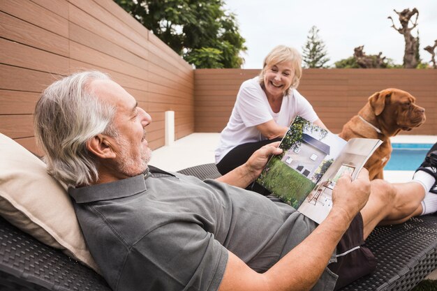 Ältere Paare mit Hund im Garten