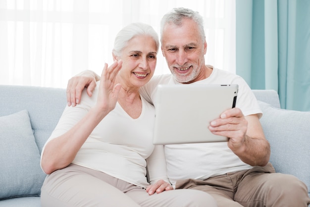 Ältere Paare unter Verwendung einer Tablette