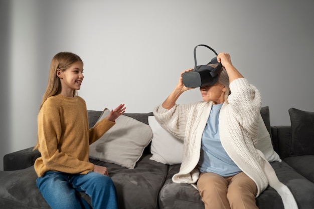 Ältere Person, die das VR-Set zum Eintauchen in das Spiel verwendet