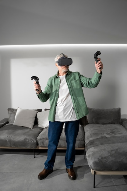 Ältere Person, die das VR-Set zum Eintauchen in das Spiel verwendet