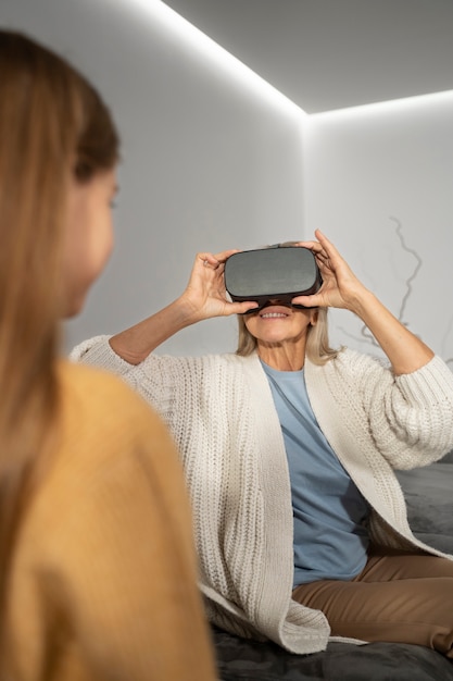 Ältere Person, die das VR-Set zum Eintauchen in das Spiel verwendet