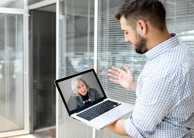 Ältere Person, die die Videoanruffunktion auf ihrem Gerät verwendet