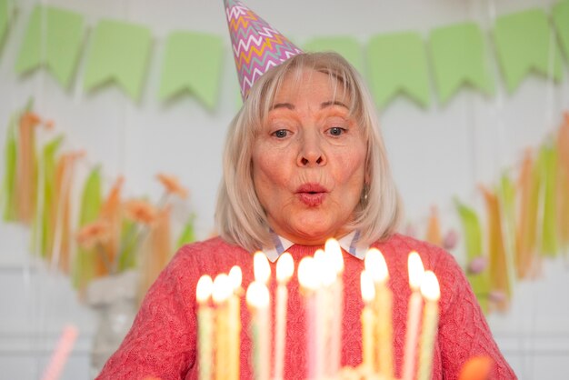 Ältere Person, die ihren Geburtstag feiert