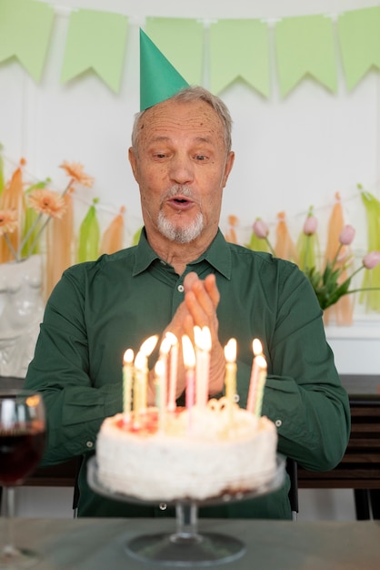 Ältere Person, die ihren Geburtstag feiert