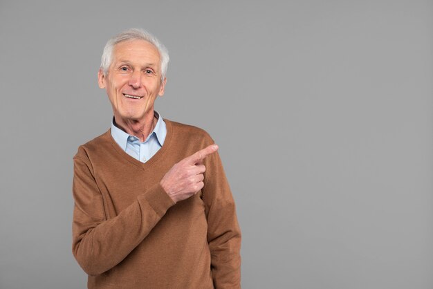 Ältere Person, die isoliert gestikuliert