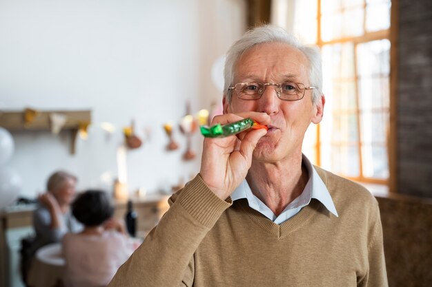 Ältere Person, die Spaß an der Party hat