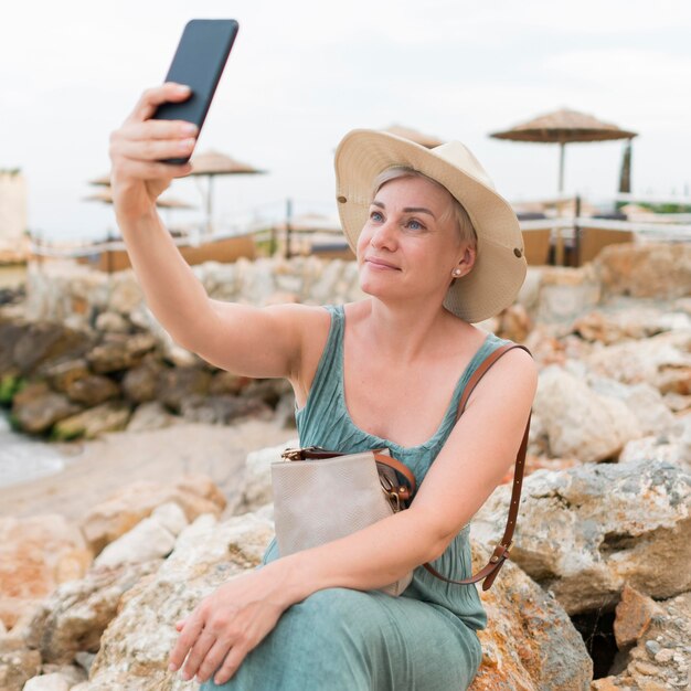 Ältere Touristenfrau, die selfie nimmt