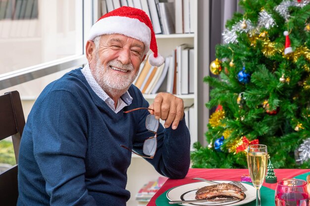 Älterer älterer Mann, Großvater und glückliche Großfamilie mit mehreren Generationen, die zusammen zu Abend essen, um gemeinsam Weihnachtsferien zu feiern