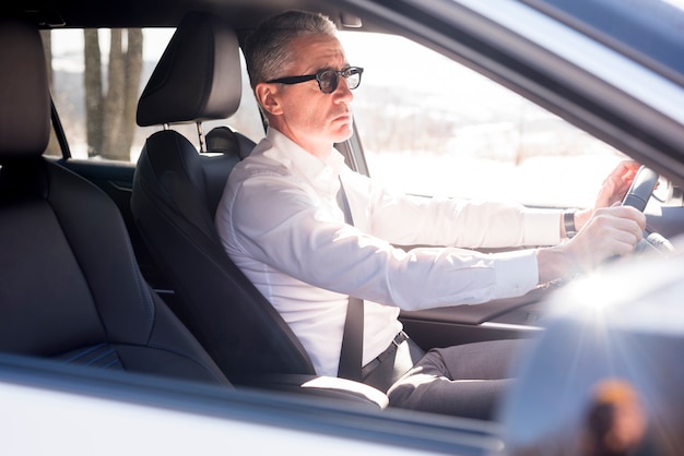 Älterer Geschäftsmann fahren