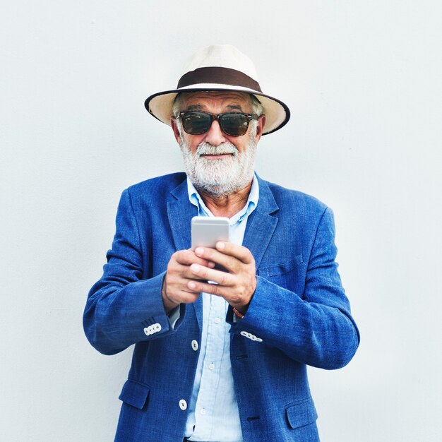 Älterer kaukasischer Mann, der Handy verwendet