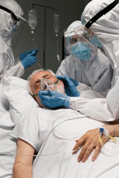 Älterer Mann atmet mit einer speziellen Ausrüstung im Krankenhaus