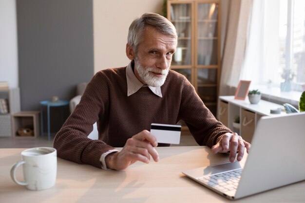 Älterer Mann bereit, online einzukaufen