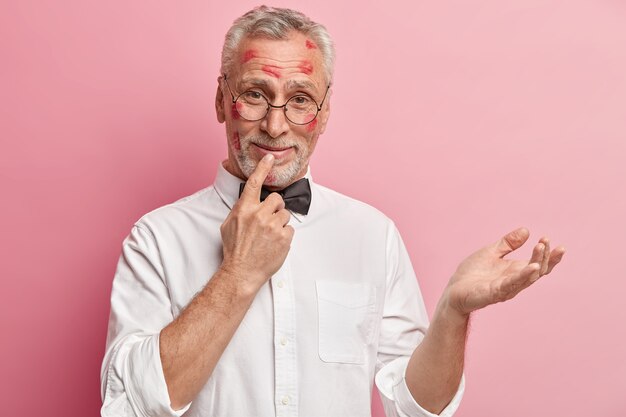 Älterer Mann, der Lippenstiftflecken auf Gesicht hat