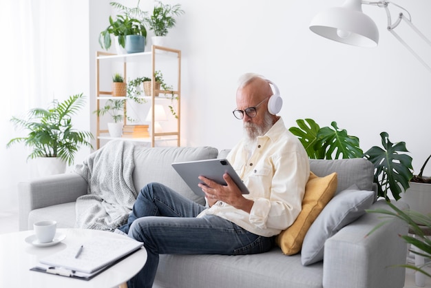 Älterer Mann, der mit Tablet lernt