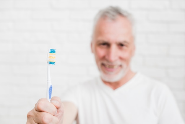 Älterer Mann, der seine Zähne wäscht