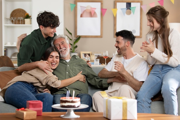 Älterer Mann, der seinen Geburtstag feiert