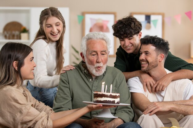 Älterer Mann, der seinen Geburtstag feiert