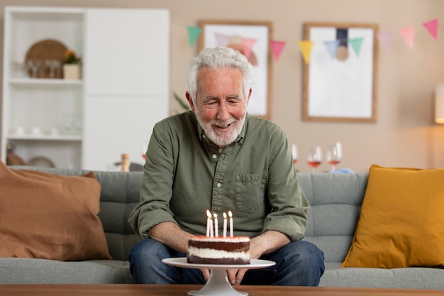 Älterer Mann, der seinen Geburtstag feiert