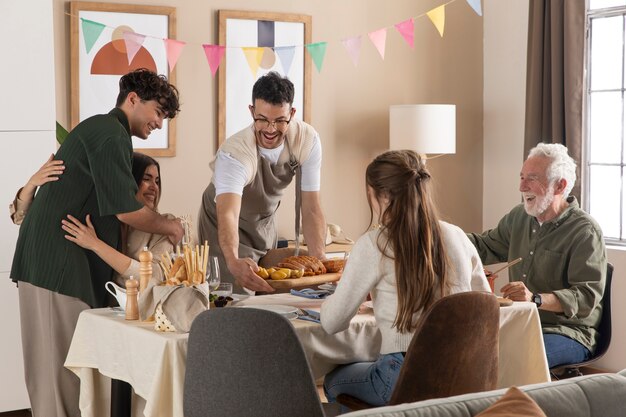 Älterer Mann, der seinen Geburtstag feiert