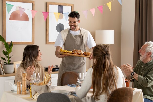 Älterer Mann, der seinen Geburtstag feiert