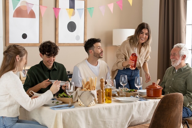 Älterer Mann, der seinen Geburtstag feiert