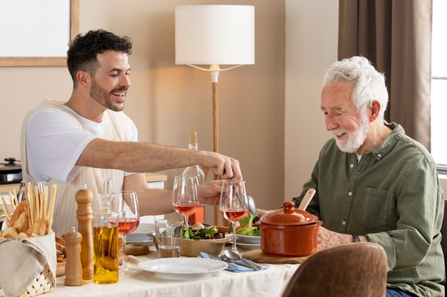 Älterer Mann, der seinen Geburtstag feiert