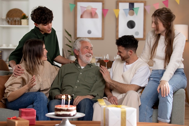 Älterer Mann, der seinen Geburtstag feiert