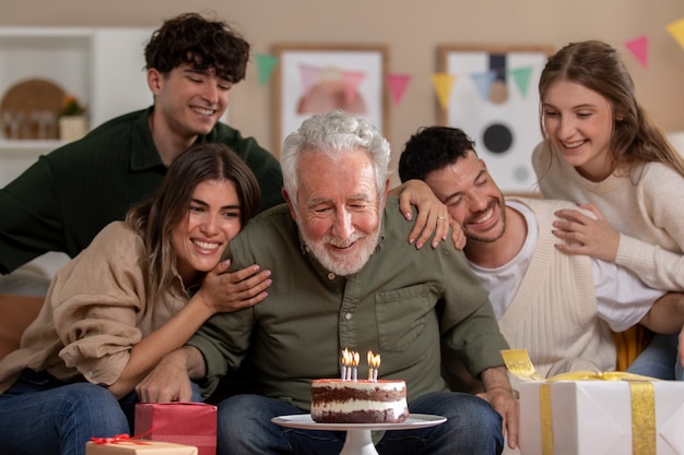 Älterer Mann, der seinen Geburtstag feiert