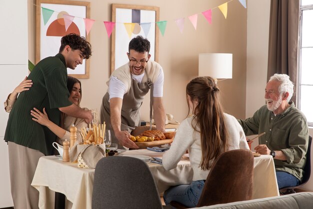 Älterer Mann, der seinen Geburtstag feiert