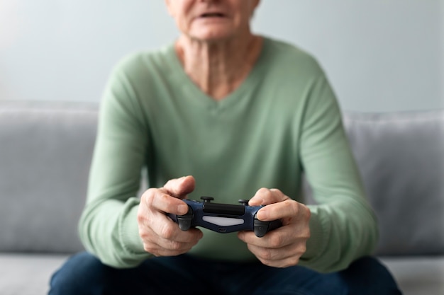 Älterer Mann, der Videospiele spielt