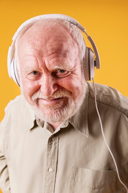 Älterer Mann des hohen Winkels mit Kopfhörern