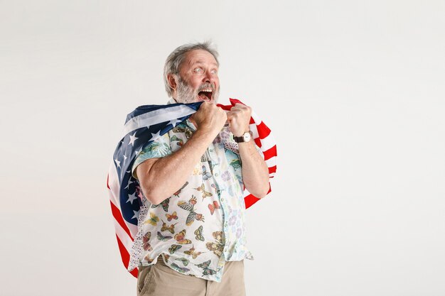 Älterer Mann mit der Flagge der Vereinigten Staaten von Amerika
