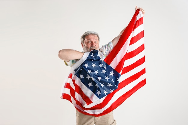 Älterer Mann mit der Flagge der Vereinigten Staaten von Amerika