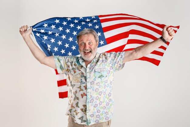 Älterer Mann mit der Flagge der Vereinigten Staaten von Amerika