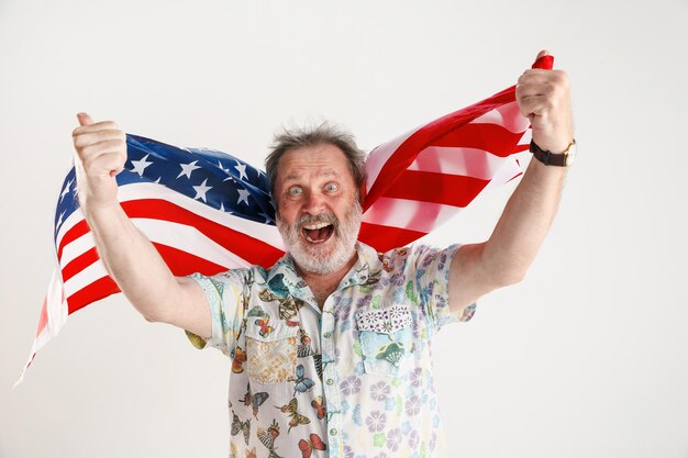 Älterer Mann mit der Flagge der Vereinigten Staaten von Amerika