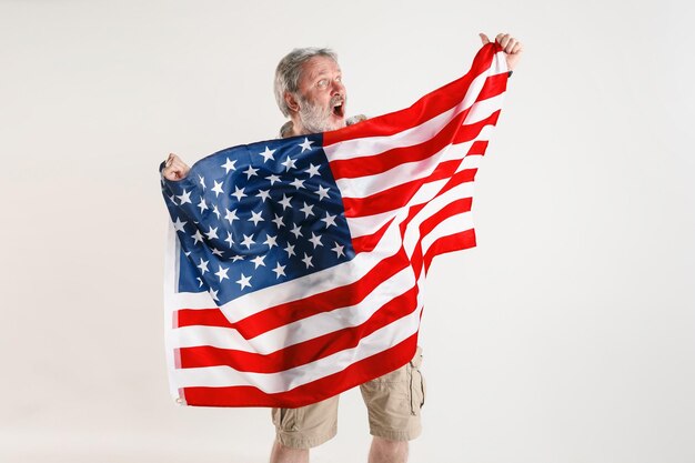 Älterer Mann mit der Flagge der Vereinigten Staaten von Amerika