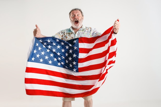 Älterer Mann mit der Flagge der Vereinigten Staaten von Amerika