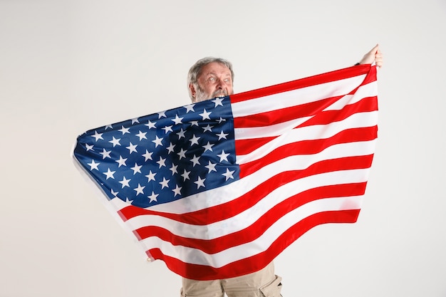 Älterer Mann mit der Flagge der Vereinigten Staaten von Amerika